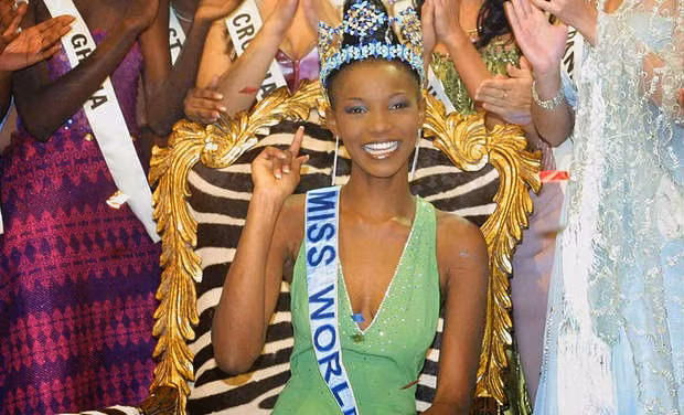  Người đẹp Nigeria Agbani Darego nở nụ cười rạng rỡ sau khi cô được xướng tên ở ngôi vị cao nhất cuộc thi năm 2001.