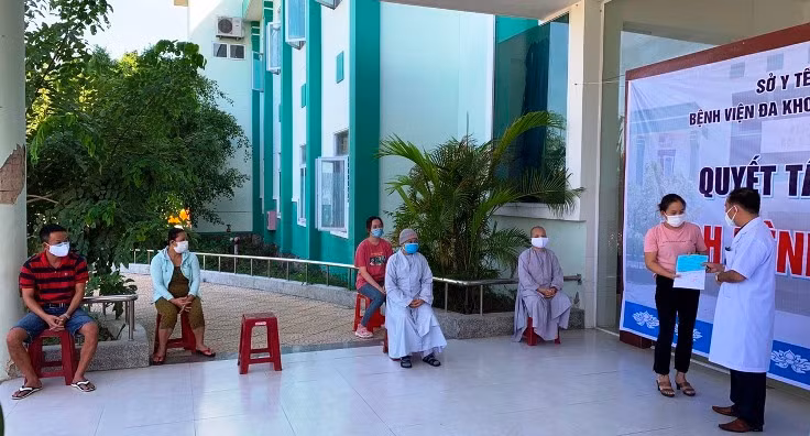 Sáu bệnh nhân nhận giấy xuất viện tại BV Đa khoa khu vực Quảng Nam