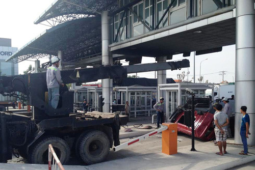 Kinh hoang nhieu tan thep chem lia dau…xe container-Hinh-4