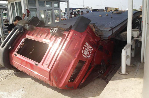 Kinh hoang nhieu tan thep chem lia dau…xe container-Hinh-2