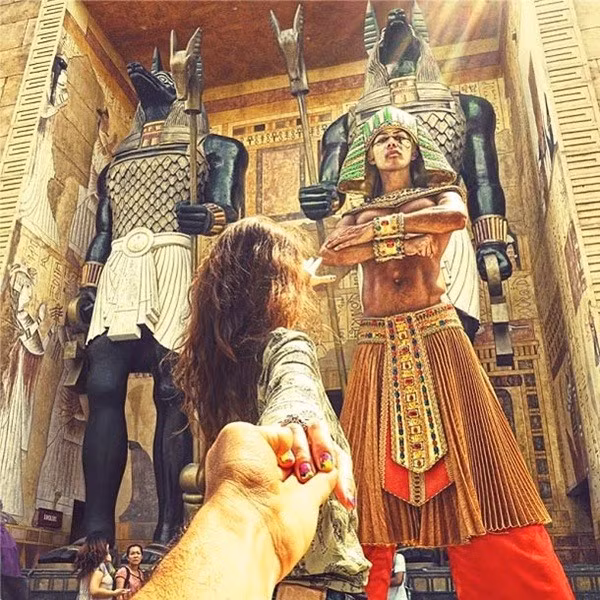 Một bức ảnh ấn tượng mà cặp đôi Murad Osmann và Nataly Zakharova chụp tại Singapore.