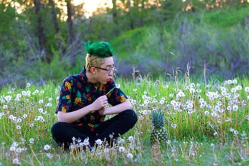 Bức ảnh Hansel như đang "tâm sự" với quả dứa cực hài hước.