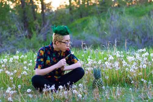 Bức ảnh Hansel như đang "tâm sự" với quả dứa cực hài hước.