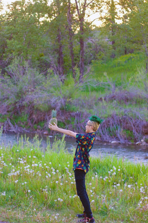 Sau khi cắt đầu quả dứa, chàng nam sinh 20 tuổi vốn khá bảnh trai này lên mạng chụp ảnh và chia sẻ rằng: "Thật may mắn là con bé có đôi tay thật khéo léo và tâm hồn nghệ thuật, nên mái tóc của tôi giờ trông rất phong cách".