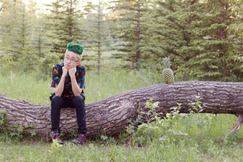 Quyết tâm "troll" người anh của mình, cô em họ bắt Hansel cắt đầu quả dứa và phải nhuộm màu giống y hệt. Ban đầu còn hơi ái ngại, nhưng vì đã hứa từ trước nên Hasel Qiu vẫn quyết định cắt kiểu đầu dị hợm này.