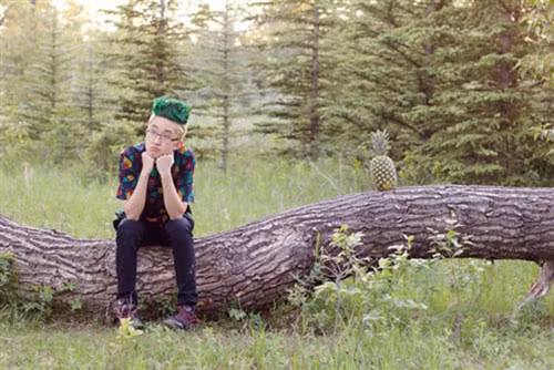 Quyết tâm "troll" người anh của mình, cô em họ bắt Hansel cắt đầu quả dứa và phải nhuộm màu giống y hệt. Ban đầu còn hơi ái ngại, nhưng vì đã hứa từ trước nên Hasel Qiu vẫn quyết định cắt kiểu đầu dị hợm này.