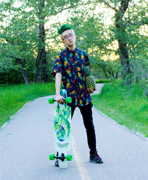 Tưởng là sẽ rất xấu hổ khi phải để kiểu đầu quả dứa, nhưng sau đó Hansel Qiu lại tỏ ra rất thích thú với nó. Chàng nam sinh 20 tuổi chia sẻ, kiểu tóc này vừa mát mẻ, vừa rất phong cách và khiến cậu trông "ngầu" hơn.