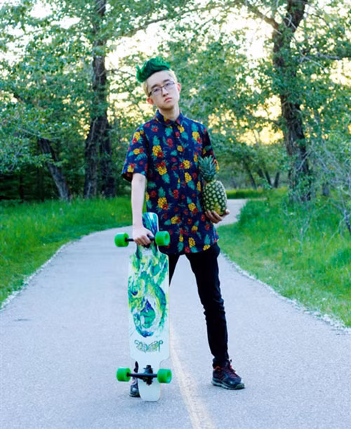 Tưởng là sẽ rất xấu hổ khi phải để kiểu đầu quả dứa, nhưng sau đó Hansel Qiu lại tỏ ra rất thích thú với nó. Chàng nam sinh 20 tuổi chia sẻ, kiểu tóc này vừa mát mẻ, vừa rất phong cách và khiến cậu trông "ngầu" hơn.