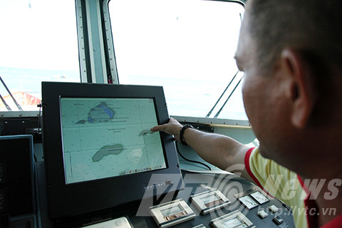 Thuyen pho tau SAR 412 nho lai phut doi dau tau TQ