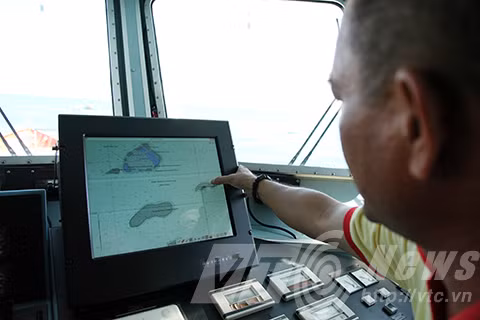 Thuyen pho tau SAR 412 nho lai phut doi dau tau TQ