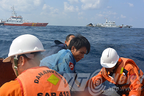 Thuyen pho tau SAR 412 nho lai phut doi dau tau TQ-Hinh-3