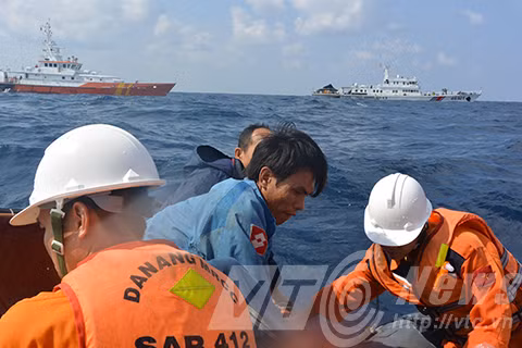 Thuyen pho tau SAR 412 nho lai phut doi dau tau TQ-Hinh-3