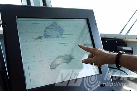 Thuyen pho tau SAR 412 nho lai phut doi dau tau TQ-Hinh-2