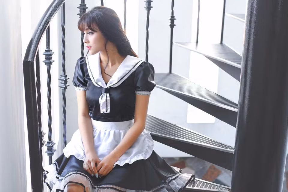 Phong cách, tạo hình hầu gái được khá nhiều cosplayer ở Việt Nam ưa chuộng. Nhưng với Nga Tây, cô nàng sử dụng phong cách này để tăng sức quyến rũ của mình trong một bộ ảnh nghệ thuật hiện đại.