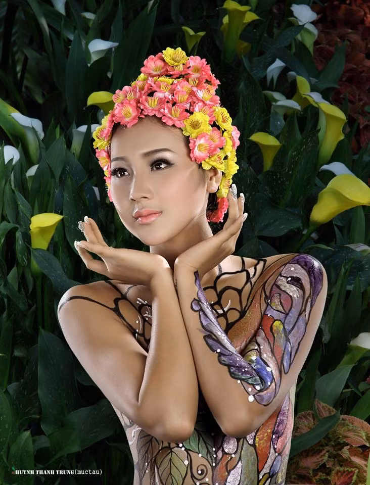 Nga Tây được biết đến trong vai trò một người mẫu, hot girl body paiting, từng hợp tác với nhiều họa sĩ, nhiếp ảnh gia nổi tiếng, trình làng nhiều tác phẩm ấn tượng, giàu cảm xúc. Ảnh: Mực Tàu.