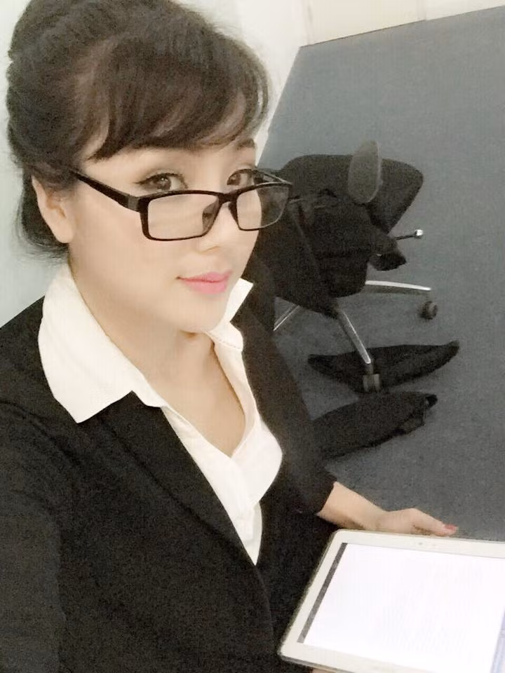 Sở hữu thân hình đẹp, vóc dáng nuột nà và khuôn mặt xinh đẹp kiểu "sang chảnh", Nga Tây có lượng người theo dõi trên mạng khá cao. Nga Tây là cô gái rất chăm tập gym, rèn luyện thân thể. Trên trang cá nhân, Nga Tây thường xuyên chia sẻ những bức ảnh khoe dáng nuột nà, thân hình gợi cảm trong phòng tập.