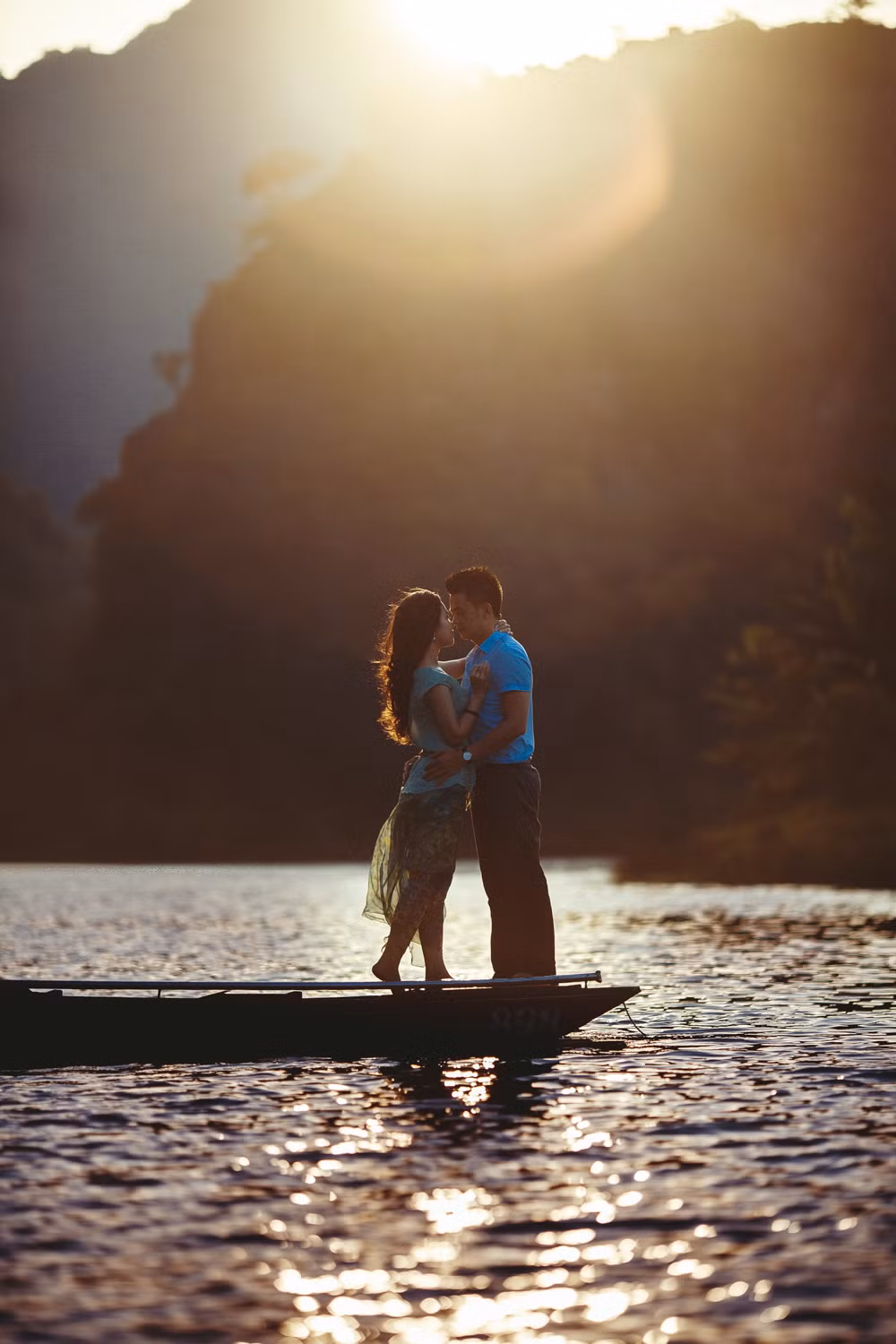 Mặc dù được thực hiện vào ngày nắng nóng kỷ lục, khi nhiệt độ ngoài trời lên tới hơn 40 độ C nhưng bộ ảnh vẫn khiến người xem có một cảm giác mát lành, sảng khoái, nhờ diễn xuất tự nhiên của cô dâu chú rể.