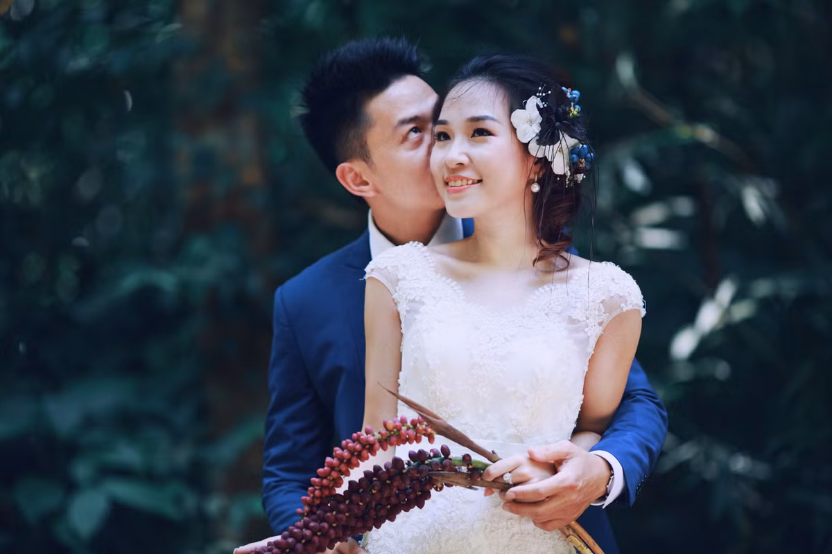 Bộ ảnh cưới được chụp trong rừng, với phần phông nền là cành lá xanh ngắt, vẻ đẹp thiên nhiên hòa quyện và làm nổi bật lên hình ảnh đôi lứa yêu nhau.