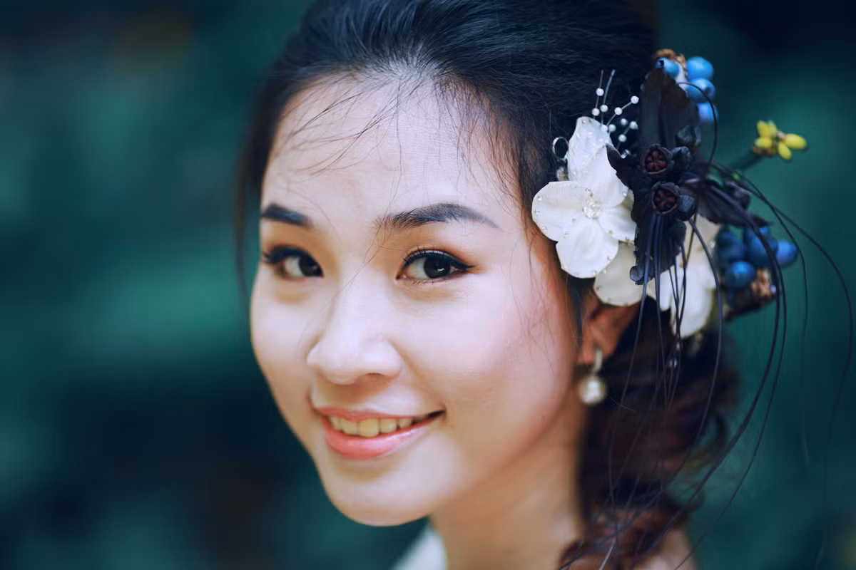 Cô dâu Huyền Trang với nụ cười đẹp trong veo, nhan sắc được tô điểm thêm bởi những món phụ kiện từ cỏ cây, hoa lá đem đến một cái nhìn rất ấn tượng.