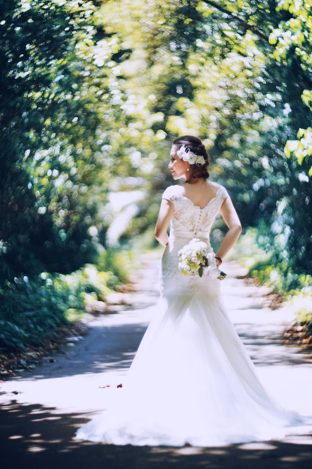 Bộ ảnh được chọn bối cảnh chính là trong rừng, nơi ánh sáng từ kẽ lá, cỏ cây tạo nên nhiều hiệu ứng rất đẹp mắt. Nhiếp ảnh gia Hải Lê Cao, người gần đây rất nổi tiếng với những bộ ảnh cưới đặc sắc đã tiết lộ nhiều điều thú vị về những shot hình mới của anh.