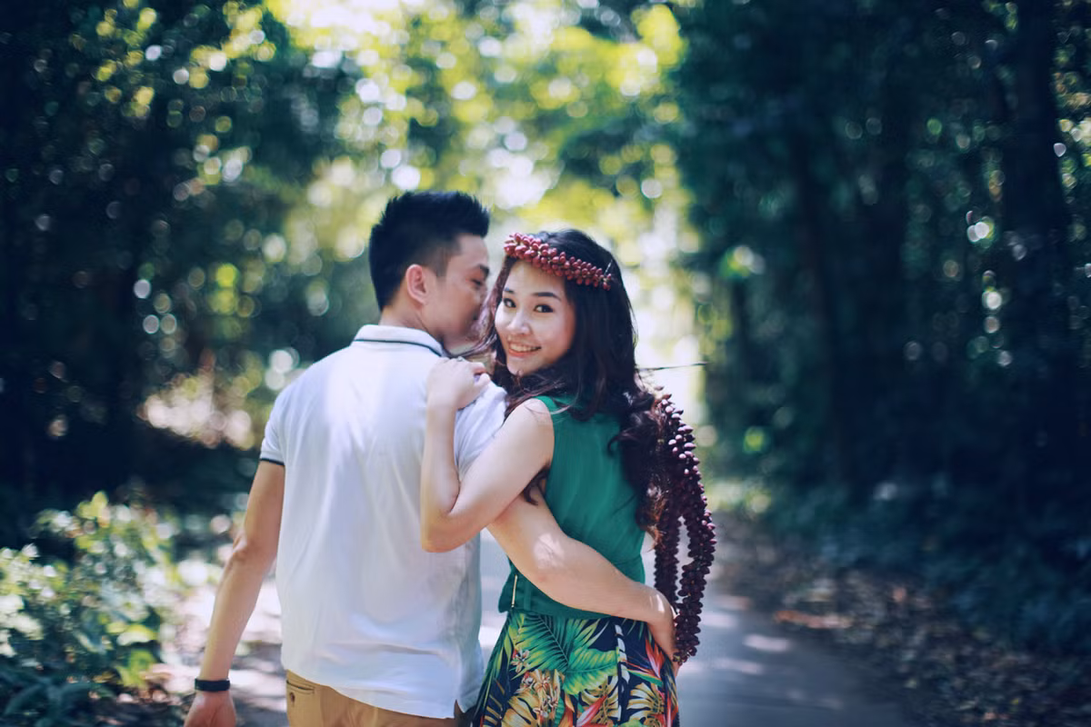 “Trong rừng Cúc Phương, hệ thống cây cối rất phong phú, có nhiều loại cây dại mọc ven đường, mỗi mùa lại cho ra một loại hoa lạ. Buổi chụp hôm đó, ekip đã may mắn gặp được mấy loài hoa đẹp và độc: một loại quả xanh mọc ngay ven đường, quả cọ rừng màu đỏ mà phải leo lên rất cao mới hái xuống được, loại hoa màu đen giống hệt một chú bướm, rồi những cây nấm mọc ven đường".