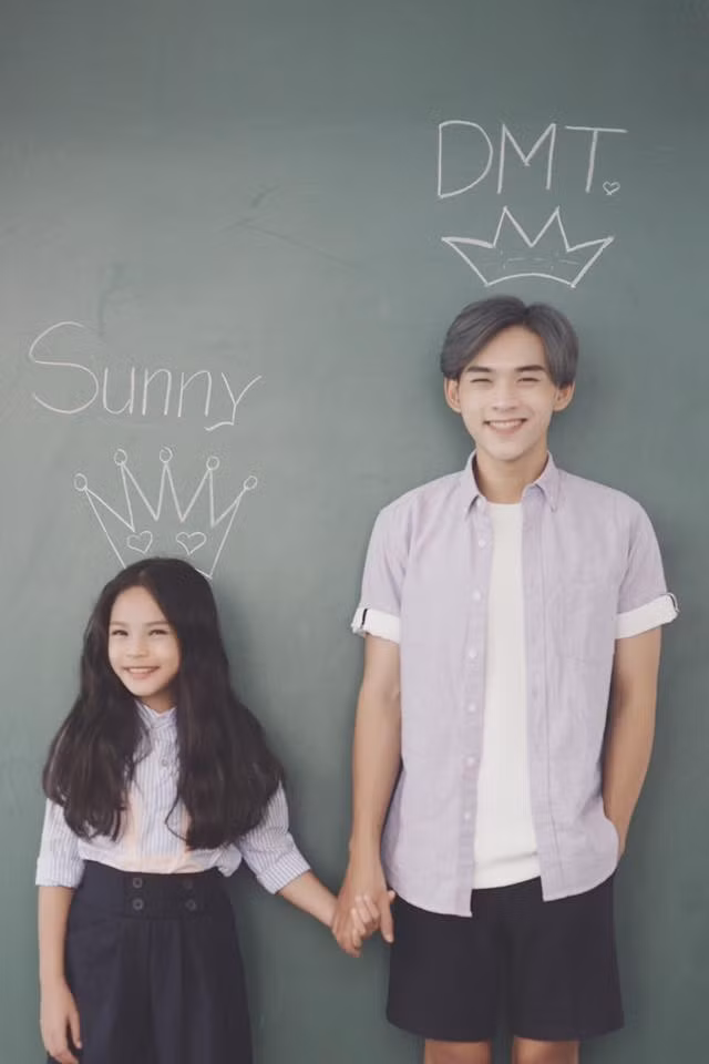 Theo tìm hiểu, Dương Minh Tuấn, sinh năm 1995 là một tín đồ thời trang, gương mặt trẻ không quá xa lạ với cộng đồng những bạn trẻ yêu thích thời trang ở Sài Gòn. Sau những hình ảnh chụp cùng em gái, Dương Minh Tuấn được đặt một biệt danh rất hài hước là "anh trai nhà người ta".