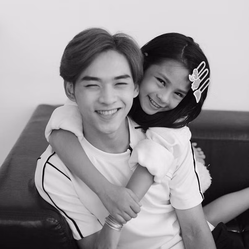 Khoảng cách 11 tuổi giữa hai anh em Dương Minh Tuấn và Sunny tưởng chừng như rất lớn. Nhiều bạn trẻ tưởng chừng hai anh em có thể sẽ không thể gần gũi được nhau do khác biệt về thế hệ, tuy nhiên, những hình ảnh của cặp anh trai - em gái này đã chứng minh điều ngược lại.