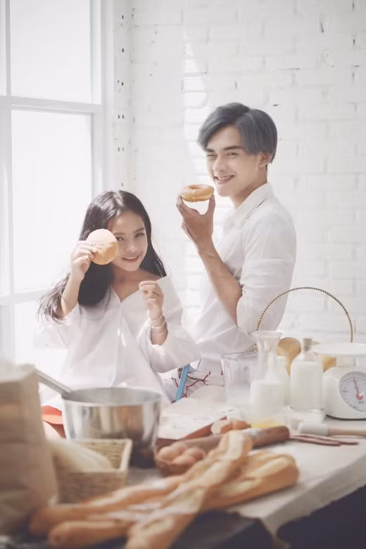 Dương Minh Tuấn chia sẻ: "1/6 mọi năm mình thường mua quà và đưa em gái đi chơi, nhưng năm nay mình đã rủ rê bé Dương cùng xuất hiện trong bộ ảnh làm bánh".