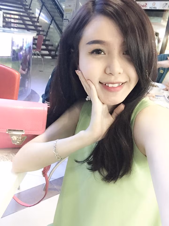 Trong công việc, với những phương pháp, sản phẩm làm đẹp mới, chị Tuyết Khanh thường là người thử đầu tiên. Vừa tạo thêm được niềm tin từ khách hàng, chị Khanh cũng vừa được hưởng những hiệu quả làm đẹp từ việc làm trên.