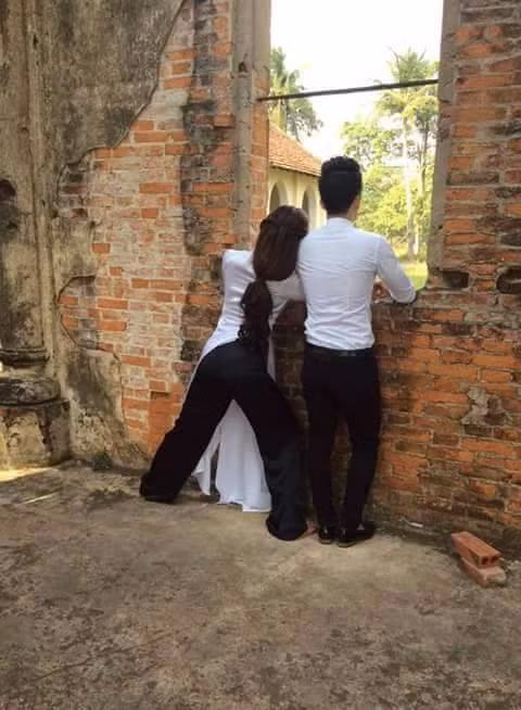 Đằng sau một bức ảnh cưới đẹp, đầy vẻ lãng mạn, cặp đôi cô dâu, chú rể này đã có một khoảnh khắc cực kỳ hài hước, bá đạo. Sau khi bức ảnh được lan truyền, dân mạng đã rất tò mò về hai nhân vật giỏi "hi sinh vì nghệ thuật" này.