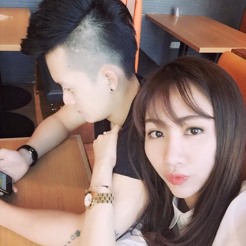 Được biết chú rể Tùng Giang đang làm nghề DJ tại Hà Nội. Anh từng chơi nhạc cho một số quán bar đình đám, nổi tiếng bậc nhất Hà thành.