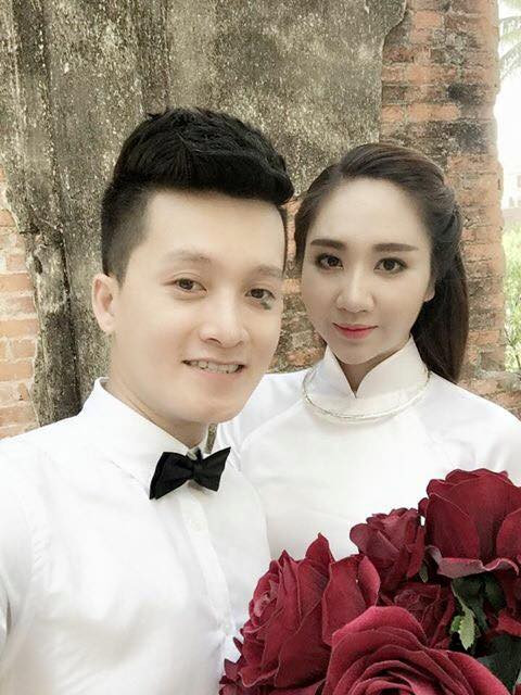 Được nhiều người chú ý, được khen là đáng yêu, tinh nghịch... cặp đôi Tùng Giang, Hồng Linh cho biết cảm thấy rất bất ngờ. Họ cũng kể rõ nguyên nhân vì sao cô dâu Hồng Linh lại phải đứng với dáng "lạ" như vậy để hoàn thành shot ảnh.