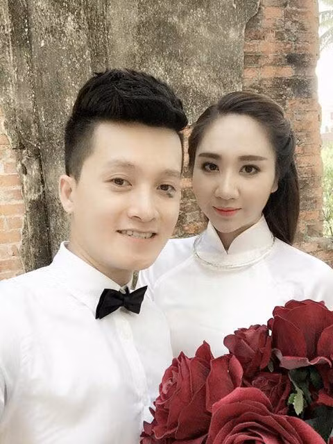Được nhiều người chú ý, được khen là đáng yêu, tinh nghịch... cặp đôi Tùng Giang, Hồng Linh cho biết cảm thấy rất bất ngờ. Họ cũng kể rõ nguyên nhân vì sao cô dâu Hồng Linh lại phải đứng với dáng "lạ" như vậy để hoàn thành shot ảnh.