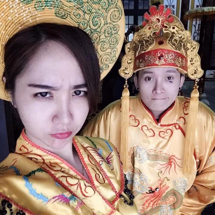 Dù khá vất vả nhưng khoảnh khắc bá đạo trên cũng khiến cô dâu, chú rể và cả ekip chụp ảnh cưới có được sự vui vẻ, xoa tan mọi mệt mỏi của buổi chụp hình trong thời tiết nắng nóng.