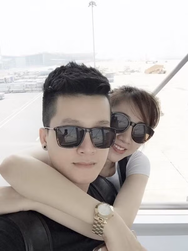 Cô vợ sắp cưới Hồng Linh cũng đã tốt nghiệp trường Đại học Kinh doanh và Công nghệ Hà Nội, hiện đang làm công việc kinh doanh thời trang, mỹ phẩm.