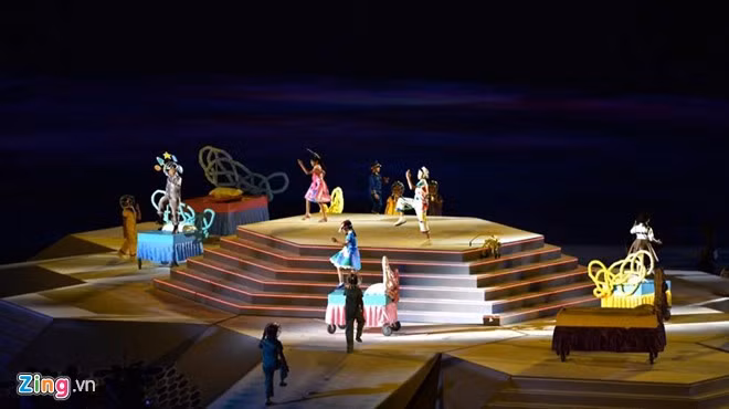 Chương 2 mang tên: Sự sáng tạo. Với hình ảnh chủ đạo là những đứa trẻ đầy ước mơ, trí tưởng tượng bay xa... Chương nghệ thuật thứ hai mang thông điệp trân trọng, bảo vệ và nuôi dưỡng những ước mơ của trẻ nhỏ, vì rất có thể những ước mơ này sẽ thay đổi cả thế giới. Ảnh: Zing. Chương 2 mang tên: Sự sáng tạo. Với hình ảnh chủ đạo là những đứa trẻ đầy ước mơ, trí tưởng tượng bay xa... Chương nghệ thuật thứ hai mang thông điệp trân trọng, bảo vệ và nuôi dưỡng những ước mơ của trẻ nhỏ, vì rất có thể những ước mơ này sẽ thay đổi cả thế giới. Ảnh: Zing.