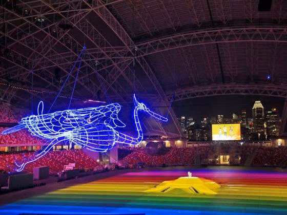 Phần khung của các đạo cụ "bay" trong lễ khai mạc SEA Games đã được hoàn thiện từ rất lâu. Đa số chúng đều có vẻ ngoài rất đẹp mắt, "ảo diệu". Trong những bức ảnh hé lộ về lễ khai mạc, phần nền sân vận động cũng được trang trí rất đẹp mắt với bảy sắc cầu vồng và vùng ánh sáng rực rỡ trên các khán đài.