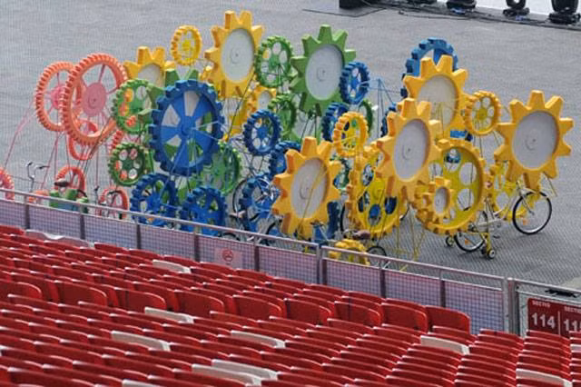 Các nghệ sĩ biểu diễn và đạo cụ sẽ có khả năng "bay" trên sân vận động, phần không gian biểu diễn ánh sáng cũng được mở rộng từ hai thành ba chiều. Đây hứa hẹn sẽ là điểm đặc sắc nhất, có thể khiến nhiều khán giả kinh ngạc tại lễ khai mạc SEA Games 28.