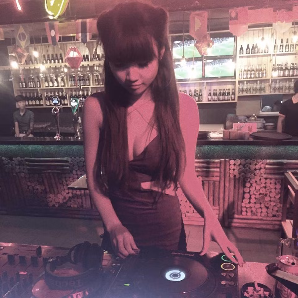 Từng bị gia đình phản đối kịch liệt quyết định này, nhưng với niềm đam mê và sự chịu khó tìm tòi, học hỏi, Phi Yến dần chứng minh được khả năng của mình, qua đó thuyết phục được những người vốn vẫn ngăn cản cô theo nghề nghiệp phức tạp này.