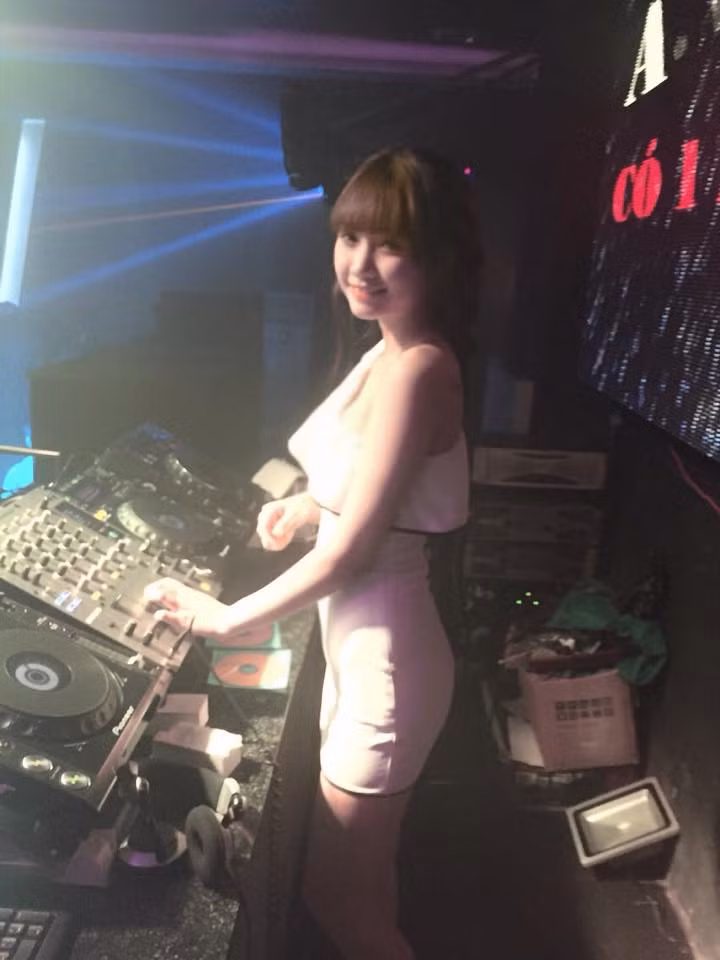 Nguyễn Phi Yến, sinh năm 1996, là nữ DJ 19 tuổi mới nổi ở TP HCM, được nhiều bạn trẻ biết đến với nghệ danh Jenny Yến. Làm công việc phức tạp, nhưng đang được cho khá thời thượng, Phi Yến cũng có nhiều trải nghiệm rất thú vị.