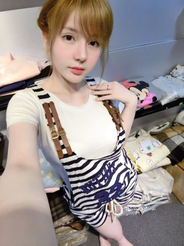 Sau khi xuất hiện trở lại với hình ảnh da trắng, mắt to, cằm V-line và sống mũi cao như gái Hàn Quốc, những hình ảnh kém xinh của Vân Tokyo từ trước khi phẫu thuật thẩm mỹ lại khiến cô nàng bị nhiều người châm chọc.