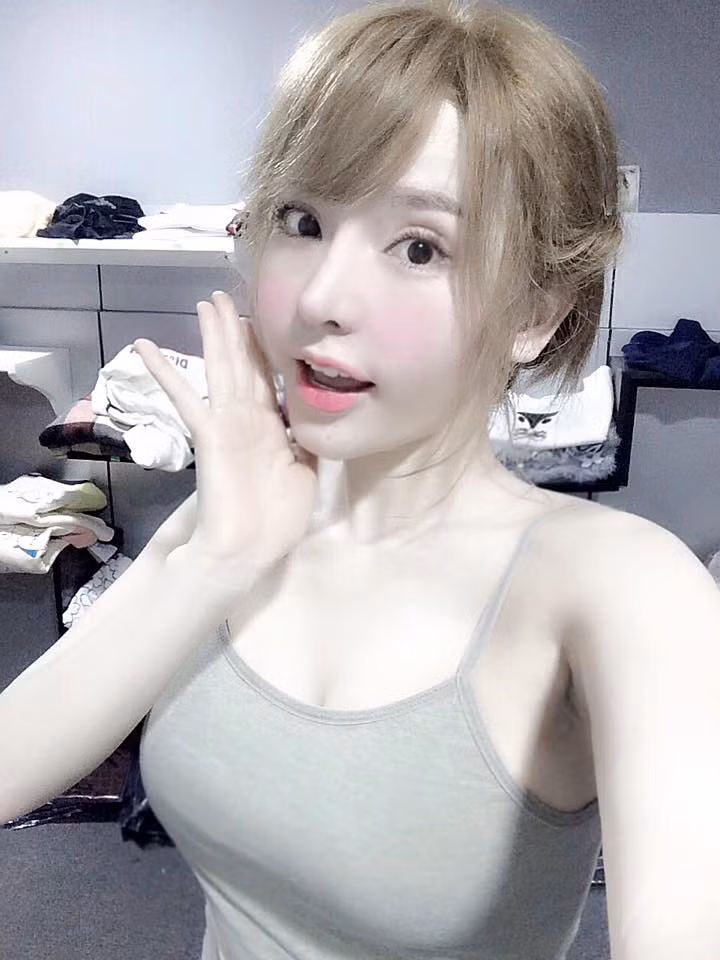 Vân Tokyo lý giải việc không công khai những thông tin trên là do hiện tại cô chỉ muốn bình yên làm công việc kinh doanh, không có ý định gây sự chú ý. Hot girl dao kéo cũng từ chối khá nhiều lời đề nghị cung cấp thông tin, hiện tại chỉ tập trung cho những công việc, kế hoạch riêng của mình.