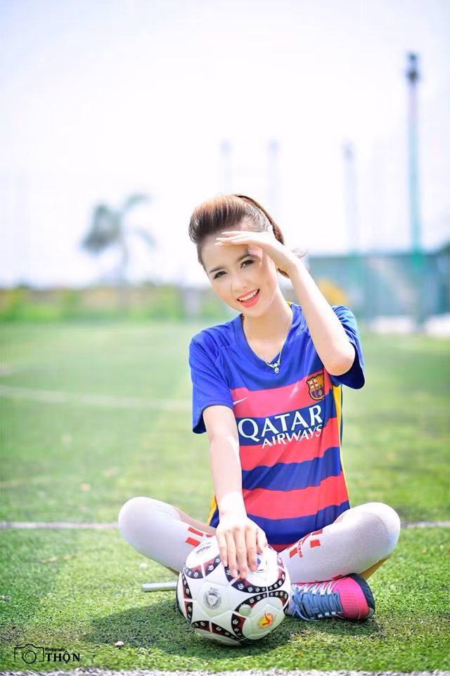 Xinh xắn, đầy nữ tính như Huyền Giang lại là một cô nàng có tình yêu lớn, cực mê bóng đá.