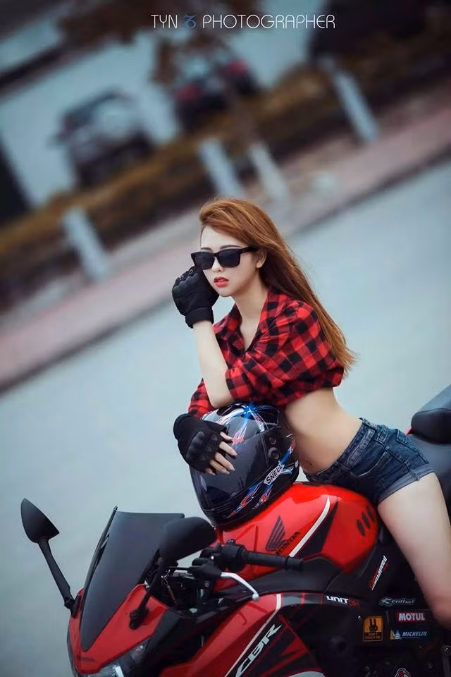 Nguyễn Huyền Giang, sinh năm 1995, là cô gái quê gốc Lý Nhân, Hà Nam và đang học tập tại khoa Quản trị Kinh doanh trường Đại học Công nghiệp, Hà Nội.