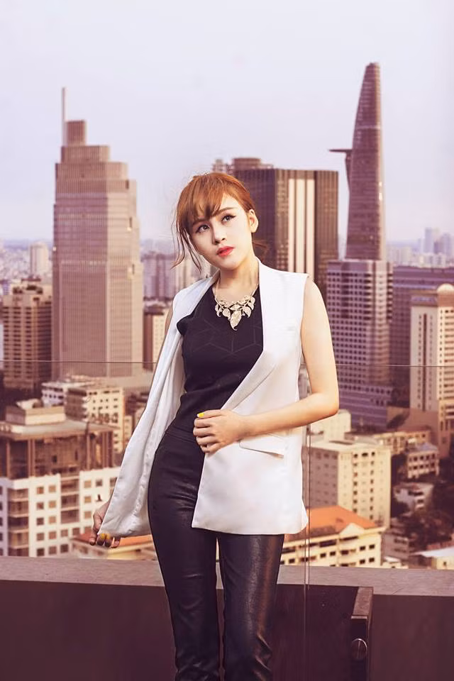 Được Yu Ho Jin làm fansign tặng, Bà Tưng chia sẻ cảm giác vui vẻ, phấn khích. Đồng thời hot girl này cũng bật mí với các thành viên trên fanpage về những hoạt động sắp tới của cô cùng chàng hot boy ảo thuật.