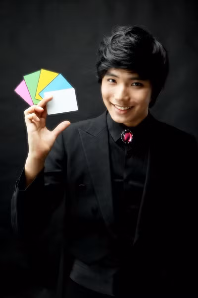 Người làm fansign tặng cho Bà Tưng là hot boy ảo thuật Yu Ho Jin, sinh năm 1993, người Hàn Quốc. Anh nổi tiếng ở xứ phù tang và nhiều quốc gia khác trên thế giới với tài năng làm ảo thuật và những màn biểu diễn không tưởng.