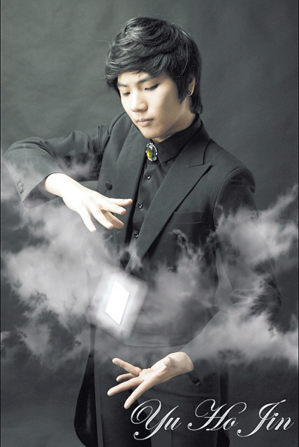 Sở trưởng của Yu Ho Jin là ảo thuật với lá bài. Anh chàng này đã nổi tiếng khắp thế giới từ năm lên 8 tuổi và đi vòng quanh thế giới 300 ngày mỗi năm để biểu diễn, tham gia các sự kiện.