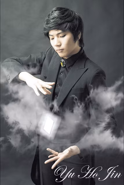 Sở trưởng của Yu Ho Jin là ảo thuật với lá bài. Anh chàng này đã nổi tiếng khắp thế giới từ năm lên 8 tuổi và đi vòng quanh thế giới 300 ngày mỗi năm để biểu diễn, tham gia các sự kiện.