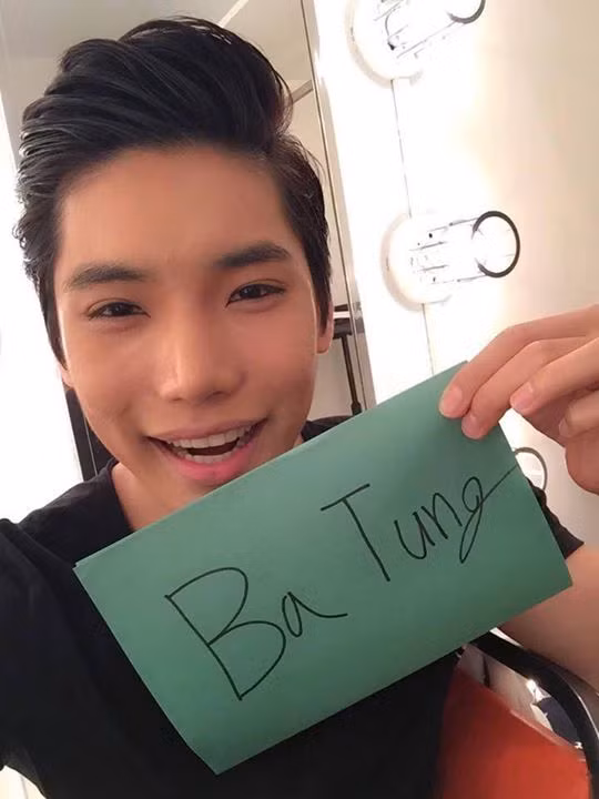 Hôm nay, hot girl Bà Tưng - Lê Thị Huyền Anh vừa khiến các fan, dân mạng phát sốt khi khoe bức ảnh một anh chàng người Hàn Quốc rất đẹp trai làm fansign tặng cho cô. Dân mạng ngay lập tức tò mò về nhân vật trong ảnh và sau đó được Bà Tưng bật mí nhiều thông tin thú vị.