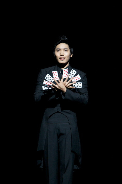 Năm 2009, Yu Ho Jin ẵm về giải vàng trong cuộc thi “Lotte World Magic Competition in Korea”. Đoạt huy chương vàng Olympic ảo thuật và đã trở thành ảo thuật gia châu Á đầu tiên biểu diễn tại sàn diễn Broadway danh giá.